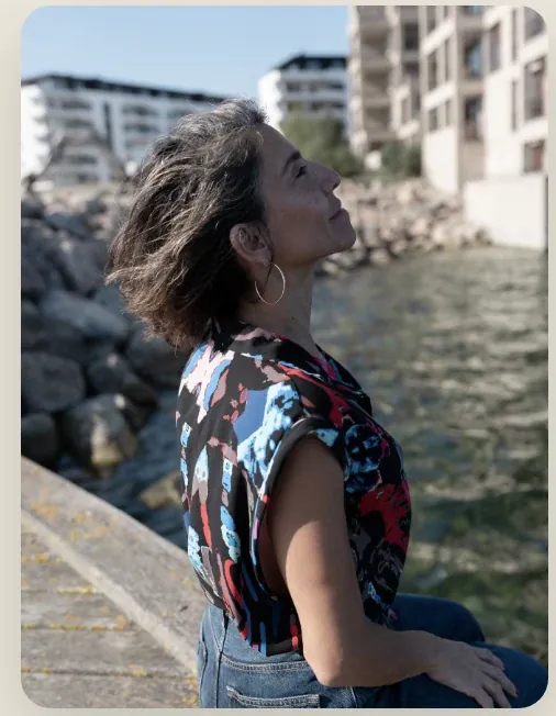 Ana junto al mar
